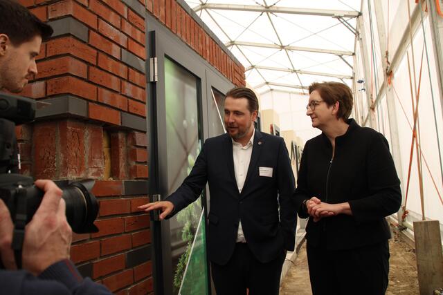 Dirk Viebrock und Klara Geywitz bei der Grundsteinlegung