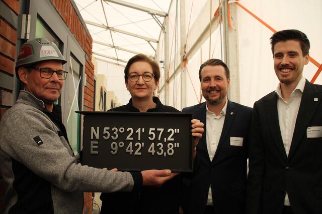 Grundsteinlegung mit Koordinaten-Schild (v li.) Viebrockhaus-Maurer Rainer Schmidt, Bundesbauministerin Klara Geywitz Bauministerin sowie die Brüder Dirk und Lars Viebrock