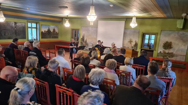 Am 11. April bei der Eröffnung des Kultursommers 2024 am Kiekeberg mit Musik vom Orchester Nordheide | Foto: Freilichtmuseum am Kiekeberg