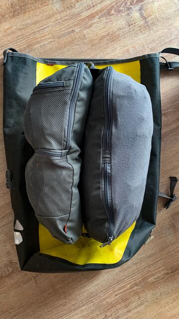 Inhalt einer Tasche: Auch mit Lastenrad reist Karl-Heinz Stöver mit wenig Gepäck | Foto: Stöver