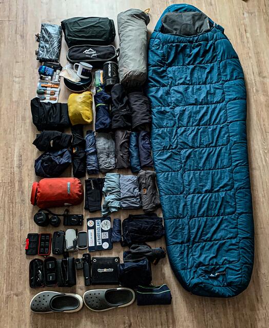 Schlafsack, Hausschuhe, Unterwäsche, Trikots, kurze Hosen, Kafeebecker und Werkzeug: Das alles kommt mit  | Foto: Stöver