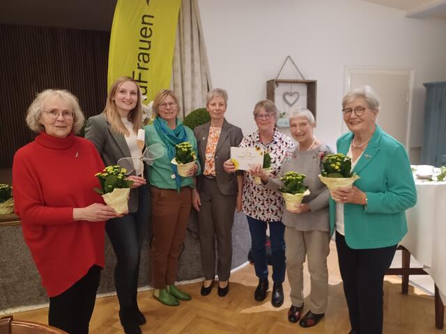 Präsentation des neuen LandFrauen-Kochbuchs (v. li.): Vera Bergmann, Nadine Albers, Anne Cordes, Elke Bulla, Gudrun
Spöring, Evelyn Fitz-Bockelmann und Annegret Krus | Foto: Landfrauen