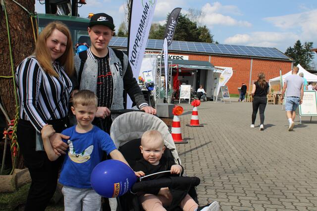 Anastasia und Wilhelm Koschel waren mit ihren Söhnen Andreas (6) und Anton (1) aus Rotenburg/Wümme zur Messe nach Wenzendorf gekommen | Foto: pöp