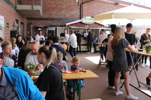 Für das leibliche Wohl sorgt der Hof Oelkers mit mehreren Catering-Ständen und dem Hofcafé und Restaurant | Foto: pöp