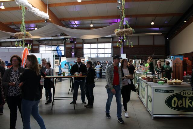 Viel Andrang auch in den Hallen: Besucher informierten sich über Schönes und innovative Technik für Haus und Garten  | Foto: pöp