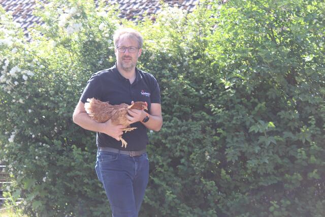 Bald ein seltenes Bild: Henner Schönecke mit einem braunen Huhn unter dem Arm | Foto: pm