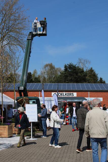 Das Gelände mal aus einer neuen Perspektive betrachten: Besucher durften mit dem Hubwagen von oben auf den Hof Oelkers schauen | Foto: pöp