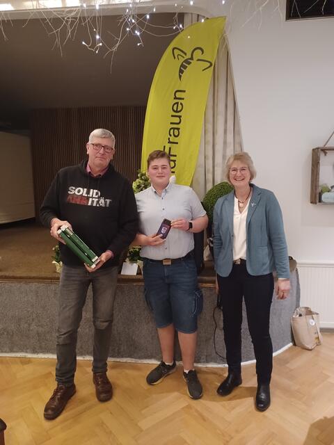 Thorsten Meyer (li.) und David Kuschel ("De Evendörper Immenschworm") mit Birgit Albers | Foto: Landfrauen