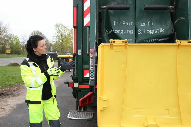 Wie der Abfallcontainer geleert wird und ein Entsorgungsfahrzeug funktioniert, erklärt Vicky Scheer den Grundschülerinnen und Grundschülern | Foto: Landkreis Harburg