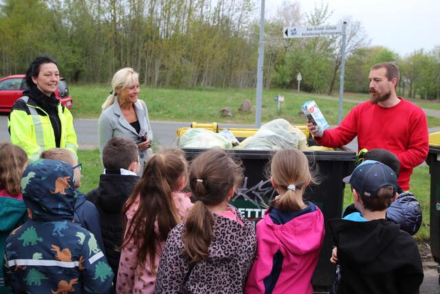 Bei dem Aktionstag erhalten die Mädchen und Jungen der Grundschule Garstedt einen Einblick in die Arbeit der Abfallwirtschaft | Foto: Landkreis Harburg