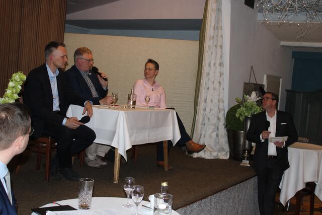 Beim "Kandidaten-Triell" in Wulfsen (v. li.): Jens Köster, Michael Klaproth und Bianca Tacke sowie Moderator Oliver Drewes von der FDP | Foto: ce