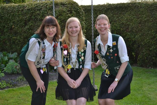 Die Beste Dame Valeska Fitzeck (Mi.) mit ihren Adjutantinnen Jana Schürmann (li.) und Sandra Stallbohm, es fehlt Celina Meier | Foto: bim