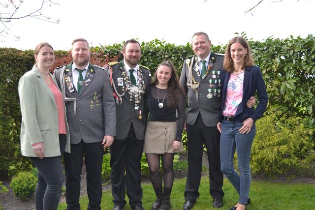 Vizekönig Markus Fitzeck mit Königin Nasrin Wehbe (Mi.) mit den Adjutantenpaaren Sarah und Sven Meier (li.) sowie Tobias und Jessica Oertzen | Foto: bim