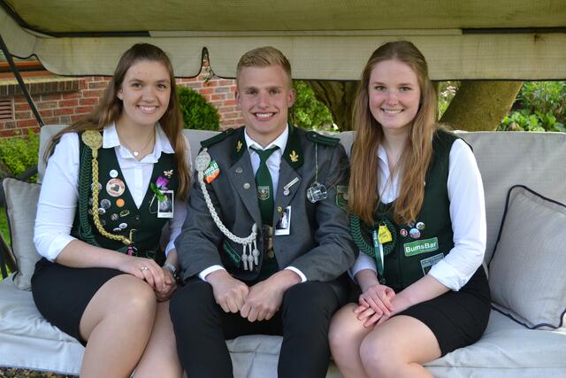Jungschützenkönig Michel Elmers mit den Adjutantinnen der Jungschützenkönigin, Talina Johannsen (li.) und Milena Elmers | Foto: bim