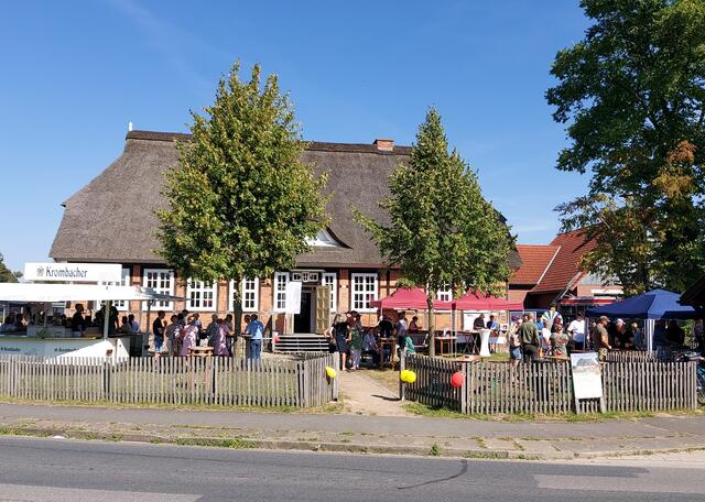 Das Dorffest rund um die Alte Schule Bütlingen lockte 2023 viele begeisterte Besucher an | Foto: Klaus Franke