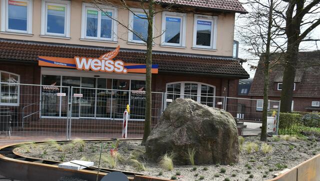 Der Findling wurde in das Hochbeet integriert | Foto: Axel-Holger Haase