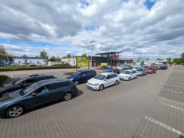 Rund 35 CNG-Fahrzeuge fuhren im Konvoi an die Tankstelle zum Tanken | Foto: M.Derpinski