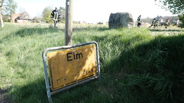 Einsatzkräfte der Feuerwehren aus der Samtgemeinde Oldendorf- Himmelpforten bei der Suche in Elm

  | Foto: Rolf Hillyer-Funke/Feuerwehren SG Oldendorf-Himmelpforten
