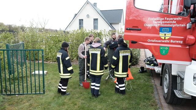 Die Feuerwehr Burweg bereitet sich auf Suchaktion vor | Foto: Rolf Hillyer-Funke/Feuerwehren SG Oldendorf-Himmelpforten