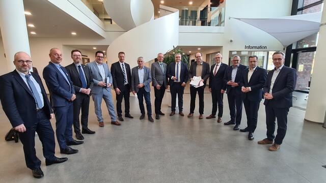 Landräte als elf Landkreisen bzw. deren Vertreter trafen sich in Uelzen mit Niedersachsens Umweltminister Christian Meyer, um über das Thema Wolf zu sprechen | Foto: Landkreis Uelzen
