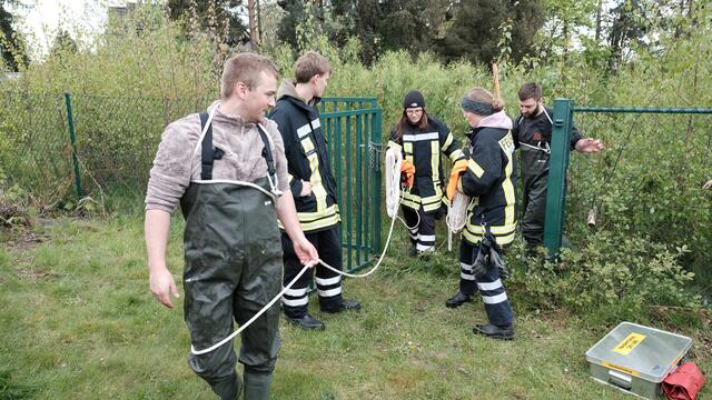 Einsatzkräfte der Feuerwehr Burweg nach beendeter Suche im Regenrückhaltebecken

  | Foto: Rolf Hillyer-Funke/Feuerwehren SG Oldendorf-Himmelpforten