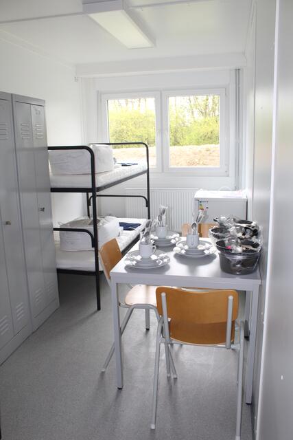 Standard: Die Zimmer sind mit drei Betten, Spinden, Tischen und Stühlen sowie einer Grundausstattung eingerichtet | Foto: pm