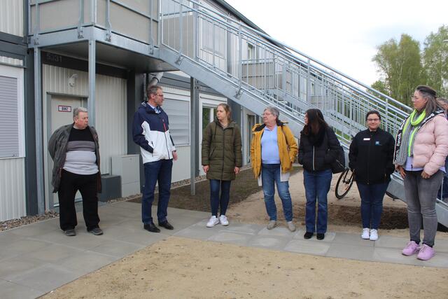 Vertreter des Landkreises, der AWO und der Gemeinde, darunter Bürgermeister Dirk Seidler (2.v.li.) begrüßten die neugierigen Bürgerinnen und Bürger | Foto: pm