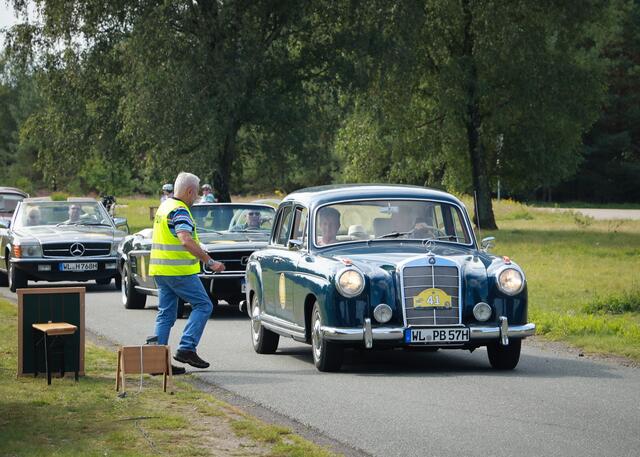 Schicker Blickfang: ein alter Mercedes | Foto: Alexander Barwich