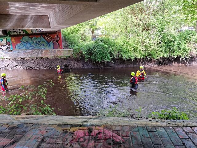 Müllsammeln im kalten Estewasser | Foto: Jugendfeuerwehr Altstadt