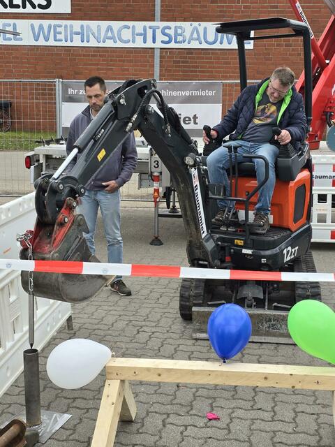 Christian Clavien Cöllen versuchte sich an einer Geschicklichkeitsprüfung mit einem Minibagger | Foto: thl