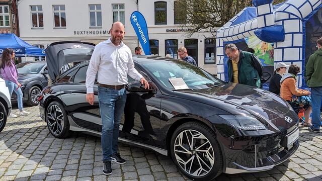 Die Zukunft der Elektromobilität: Dirk Reincke von Autohaus Werner Bröhan präsentiert den Hyundai IONIQ | Foto: Tobias Benecke