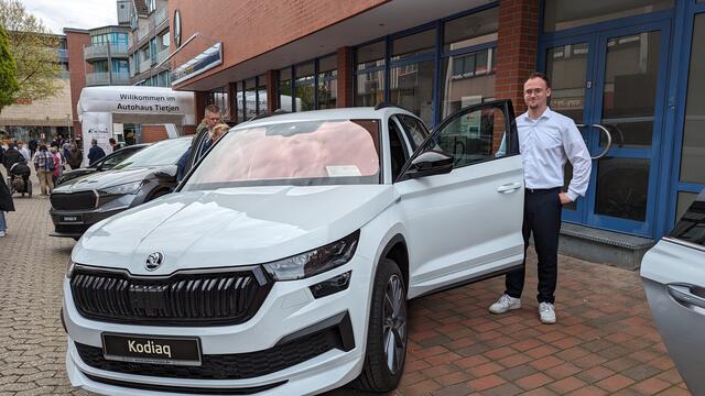 Verkaufsberater Fynn Grossert (Autohaus Tietjen) präsentiert den Skoda Kodiaq | Foto: Tobias Benecke