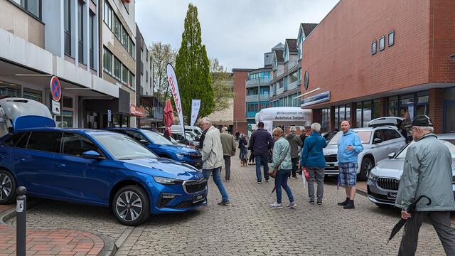 Besuchermagnet: Zahlreiche Modelle präsentierte das Autohaus Tietjen zwischen den Brücken  | Foto: Tobias Benecke