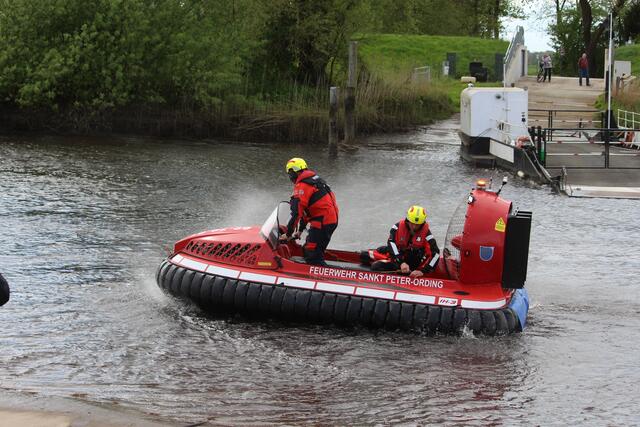 Hovercraft der Feuerwehr St. Peter-Ording bei Suchaktion auf der Oste | Foto: Rolf Hillyer-Funke/Feuerwehren SG Oldendorf-Himmelpforten