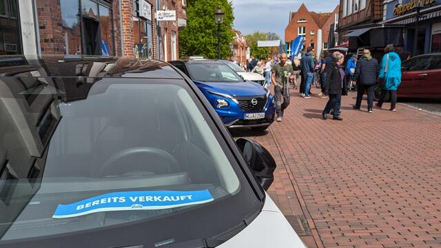 Ein Schild, das den Erfolg der Autoschau zeigt: Bereits verkauft | Foto: Tobias Benecke