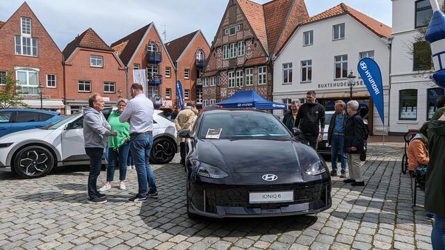 Einblicke in die E-Mobilität gab es auch auf dem St.-Petri-Platz  | Foto: Tobias Benecke