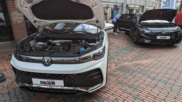 Einen Blick unter die Haube gab es bei den Fahrzeugen von Autohaus Ludwig Meyer aus Beckdorf | Foto: Tobias Benecke