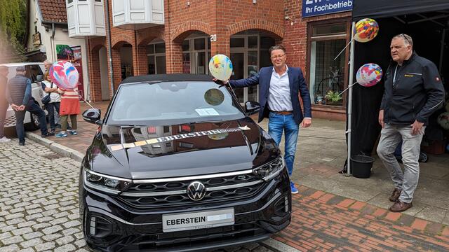 Ein Fahrzeug für Stadt und Gelände: Verkaufsberater Marcus Bendt von Autohaus Eberstein zeigt den kompakten VW T-Roc. | Foto: Tobias Benecke