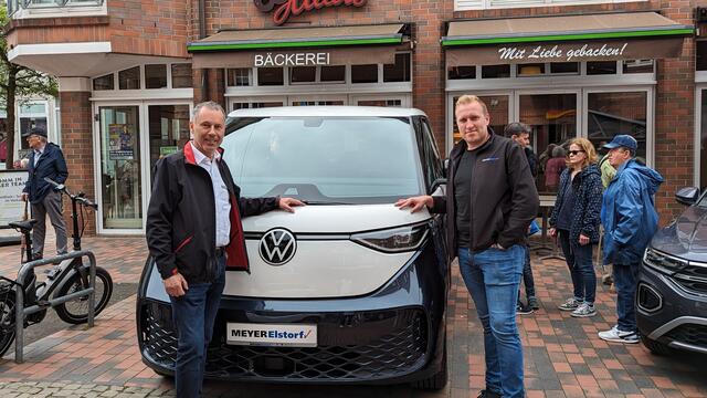 Modernste Technologie und ein flexibles Raumkonzept: Geschäftsführer Mirco Meyer und Verkaufsberater Nico Kleinknecht von Autohaus M. Meyer aus Elstorf zeigen den vollelektrische VW ID. Buzz  | Foto: Tobias Benecke