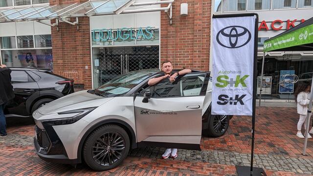 Alexander Leonov von Autohaus S+K zeigt den Toyota C-HR | Foto: Tobias Benecke