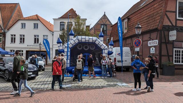 Kleine Besucher freuten sich über eine Hüpfburg | Foto: Tobias Benecke