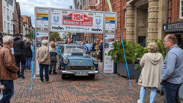 Einen Blickfang boten die Oldtimer beim Korso vom Classic Club Niederelbe | Foto: Tobias Benecke