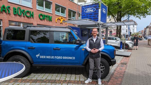 Das ultimative SUV fürs Gelände: Björn Meiburg von Autohaus Tobaben mit dem neuen Ford Bronco | Foto: Tobias Benecke