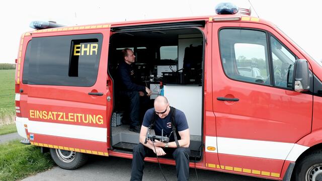 DOW-Werkfeuerwehr Drohnen-Team auf dem Ostedeich | Foto: Rolf Hillyer-Funke/Feuerwehren SG Oldendorf-Himmelpforten