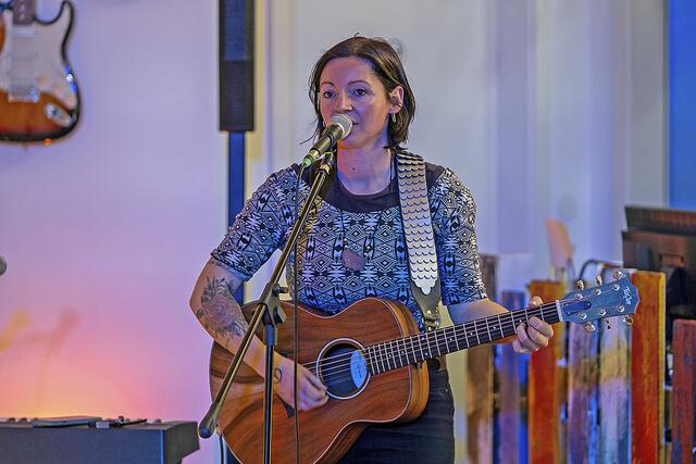 Nadine Fingerhut erläuterte die meisten ihrer Lieder im Vorwege | Foto: Axel-Holger Haase