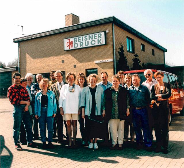 Das BEISNER DRUCK GmbH &amp; Co. KG Team 1991 vor der damaligen Buchholzer Druckerei in der Zunftstraße 4. | Foto: BEISNER DRUCK GmbH &amp; Co. KG // David Goltz