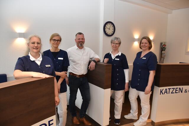 Das Ärzteteam (v.li.): Dr. Birthe Krüger, Dr. Jara Wanger, Dr. Jörg Kaling, Dr. Brigitte Limbach und Elke Tost. Es fehlt Dr. Frauke Müller-Gerhards | Foto: Axel-Holger Haase