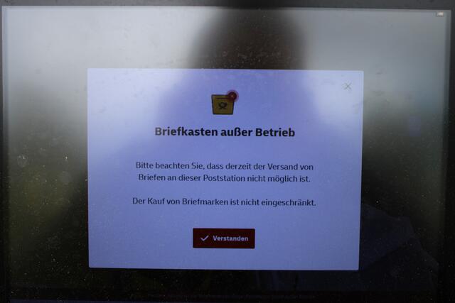 Seit Wochen kaputt: der Briefeinwurf der Poststation neben Edeka. Immerhin kann man Briefmarken kaufen | Foto: pöp