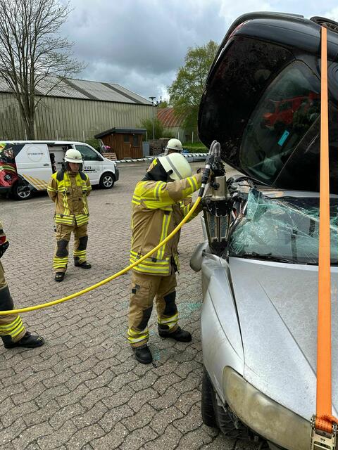 Anspruchsvolle technische Rettung mit schwerem Gerät.  | Foto: Feuerwehr Wiepenkathen