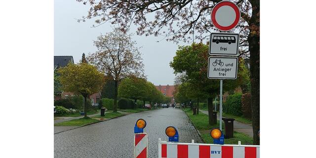 Ein Schild weist darauf hin, dass die Timm-Kröger-Straße nicht befahren werden darf. Dennoch darf man nicht zur Selbstjustiz schreiten und den "Anzeigenhauptmeister" spielen, wenn Autofahrer sich nicht an das Verbot halten | Foto: Polizei